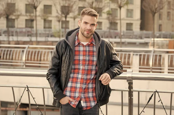 Le gusta el otoño. Hombre caucásico en el día de otoño. Chico guapo usar el estilo de otoño de moda. Cómodo atuendo de otoño. Estilo de vida urbano. Armario de otoño de moda para hombres — Foto de Stock