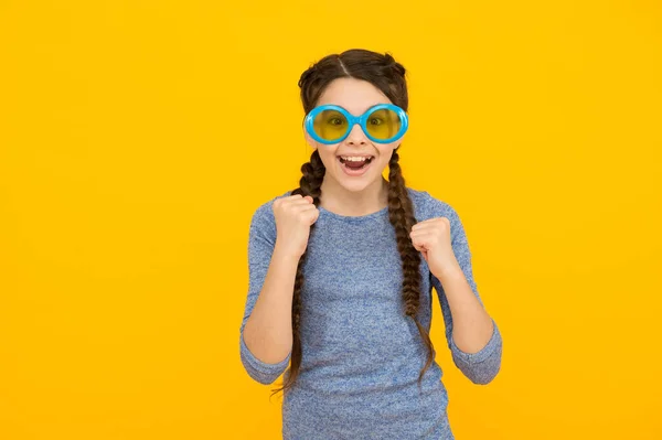 A vida é festa. acessório de férias de verão na moda. beleza e moda. criança em óculos de sol. infância feliz. usando óculos casuais. menina adolescente alegre. garoto bonito com cabelo morena trançado — Fotografia de Stock