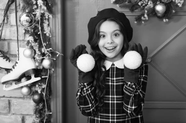 Tatil sezonu. Sezon alışverişi. Küçük Fransız kız. Şık çocuk dekoratif Xmas balosu. Evi ve ağacı süsleyin. Mutlu yıllar. Bereli ve eldivenli neşeli Parisli kız. kış tatili aktivitesi — Stok fotoğraf