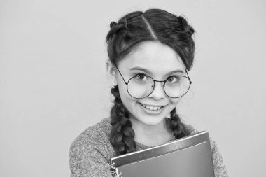 Derslere hazırlan. İlham verici bir eğitim. Özel okul. Şirin gülümseyen okul kızı. Küçük liseli kız. Saçları örülü bir öğrenci okula gidiyor. Günlük okul kızı hayatı. Okul kulübü. Kütüphane konsepti