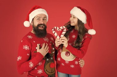 İyilik ve iyilik için Noel zamanı. Noel Şarkısı. Baston şekerli baba ve kızı noel süslemeleri. Aile tatili. Noel Baba ailesi görünüşü. Sakallı baba ve neşeli küçük kız