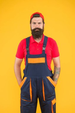 Üniformalı vahşi sakallı adam. Tulumlu ve şapkalı adam. Erkek işçi inşaatçı ya da mühendis. Olgun tamirci servisi. Yetenekli tesisatçı. İşi bitirdikten sonra tamirci