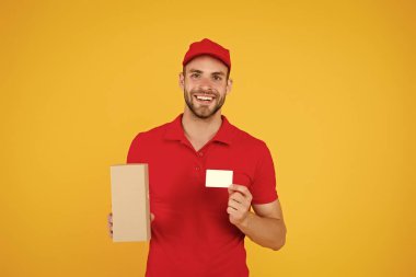 Memnuniyetle. Eşsiz bir teklif. Kırmızı kapaklı adam sarı arka plan. Satın alma. Gideceğiniz yere teslim edilecek. Servis teslimatı Kurye ve teslimat. Postacı teslimatçı. İndirim kartı