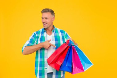 Başarılı alışverişçi alışveriş çantalarını işaret ediyor, indirimli satış.