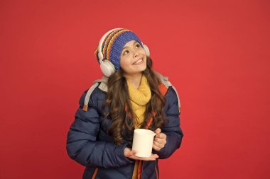 Müzik dinlemek ve kakao içmek. Müzik zevki. Hafta sonu böyle başlar. Hippi moda trendi. Kış tatili aktivitesi. Sıcak ve mutlu hissediyorum. Neşeli, güler yüzlü, çocuk tarzı kıyafetler müzik dinle.