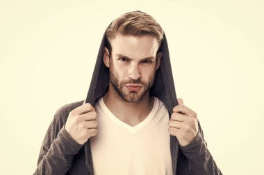 Gizemli bir bakış. Rahat ve rahat. Erkek modası. Moda mankeni. Moda modası. Sokak tarzı kıyafet. Beyaz arka planda duran yakışıklı adam. Günlük giysiler. Erkek giyim konsepti