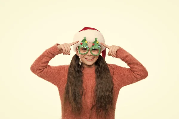 Buona festa di Natale. Ragazzo divertente alla vigilia di Natale. in attesa di miracolo. piccolo sfondo bianco Babbo Natale. Buon Natale a tutti. l'inverno porta molta gioia. bambino felice in bicchieri da festa. Capodanno — Foto Stock