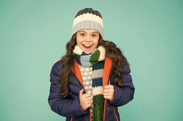 Lagrad för vintrigt väder. Glada barn med vinter utseende. Liten flicka ler i avslappnad vinter stil. Mode vinterkläder. Mode och stil. Utmärkt val för vinterväder spel — Stockfoto