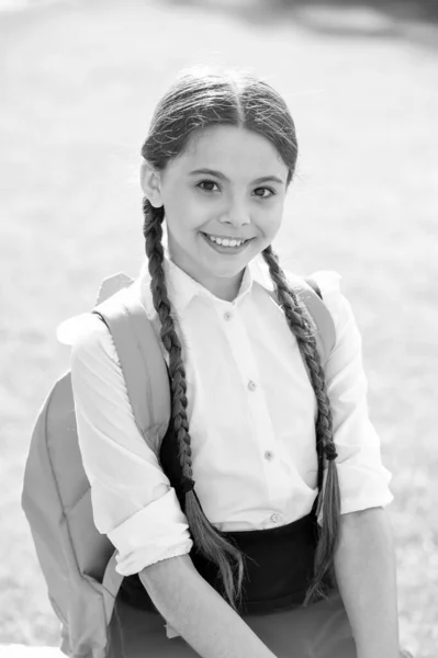 A escola é um lugar para crescer. Menina feliz em uniforme escolar ensolarado ao ar livre. Criança de volta à escola. 1 de Setembro. Dia do conhecimento. Educação e estudo. Inicialização. Coisas boas estão acontecendo aqui — Fotografia de Stock