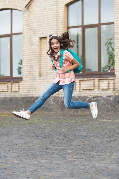 Begränsa inte dina utmaningar. Aktivt barn skyndar till skolan. Aktivt lärande. Inspirerande aktivitet. Upplevelse av utomhusundervisning. Invändning och utflykt. Resor och expedition — Stockfoto