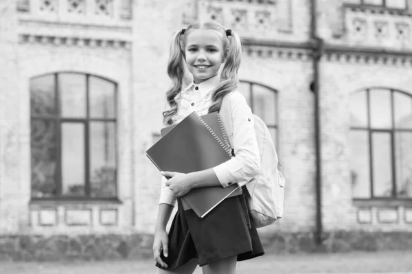 Jolie enfant petite fille va lire. étudier la littérature pour les enfants. apprendre avec le dossier de document. journée de la connaissance. éducation scolaire moderne. bonne enfance. adolescent fille avec livre — Photo