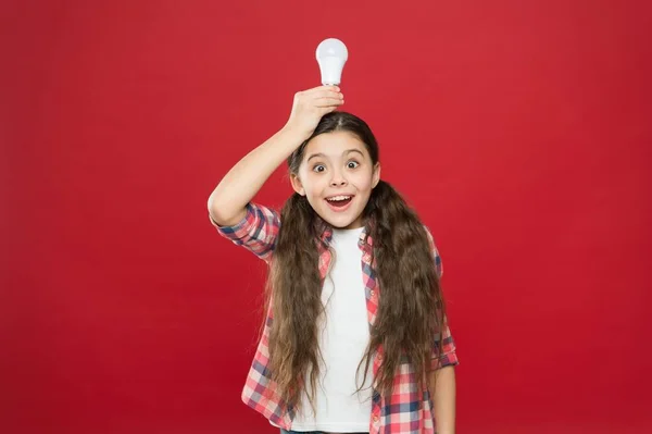 Gelukkig kind meisje houden lamp op hoofd, creatief idee — Stockfoto