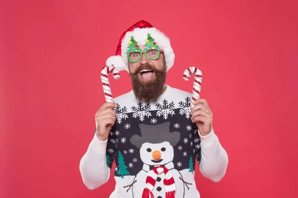 冬休みの楽しみ。クリスマス・スティックの装飾。買い物と販売の概念です。新年明けましておめでとう。メリー・クリスマス。肯定的な表現。お祝いの準備ができてセーターの髭の男。クリスマスパーティーの準備を — ストック写真