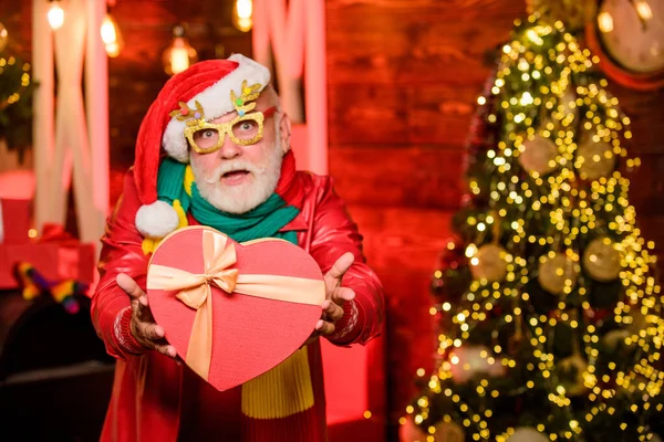 Wees gelukkig. stapel geschenken onder de kerstboom. cadeautjes van de kerstman met liefde. Een gelukkige man met een baard. Kerstversiering. Gelukkig nieuwjaar thuis. wintervakantie winkelen. feest viering — Stockfoto