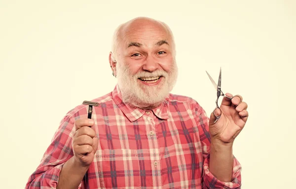 Um toque final. homem barbudo maduro isolado no branco. tesoura cortar e escovar o cabelo. conceito de barbearia. acessórios de barbear. velhote sem barba tem bigode e barba. barbear kit de ferramentas lâmina lâmina — Fotografia de Stock