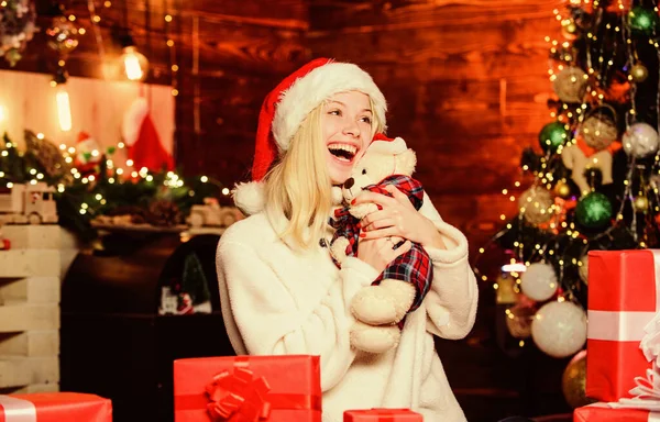 Estoy esperando. última preparación. En Navidad. chica alegre sombrero de santa rojo. mujer feliz amor regalos. Venta de compras de invierno. celebrar el año nuevo en casa. regalo de navidad de Navidad. Día de boxeo — Foto de Stock