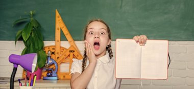 Eylülün birinde okula dönüyorum. Öğrenmeye bağlı. Şirin kız okuldaki karatahta sınıfında oturuyor. Küçük çocuk okulu. Bilgi toplama günü. Hometask konsepti. Geleceğe doğru hızlanıyor