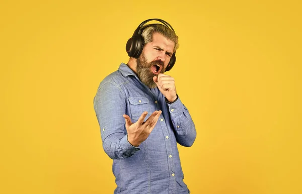 Cantante en el ensayo. Música batida. Función de cancelación de ruido. Hombre barbudo auriculares hipster escuchando música. Dj hipster. Excelente lista de reproducción de música. Hipster disfrutar de una excelente canción de sonido en los auriculares —  Fotos de Stock