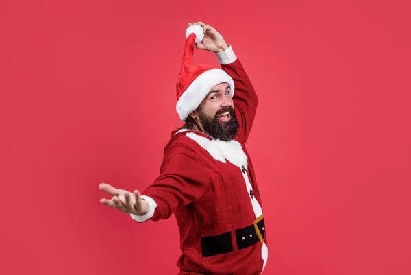 Vente vacances d'hiver. Joyeux Noël à toi. Noël est l'heure des courses. préparer des cadeaux et des cadeaux. Amuse-toi bien. heureux homme mûr barbu en costume de Père Noël Claude. nouvelle fête de l'année. célébrer les vacances d'hiver — Photo