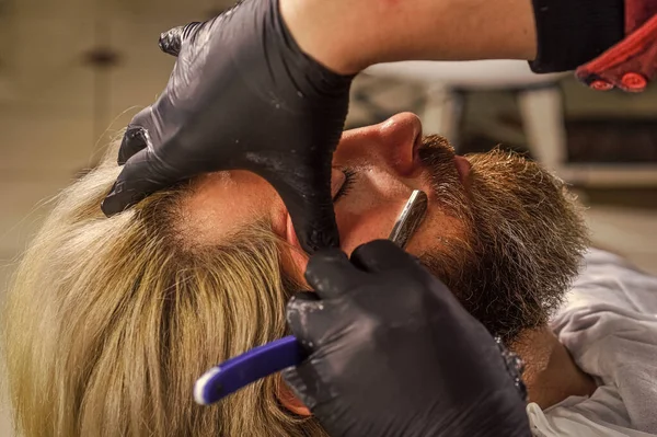 Gezichtshaar scheren. Begrijp de waarde van geweldig kapsel. Bezoek de kapper. Ik blijf in vorm. Een cliënt. Kapsalon. Kapper diensten. Kapper klant. Baard bijknippen. Perfecte look — Stockfoto