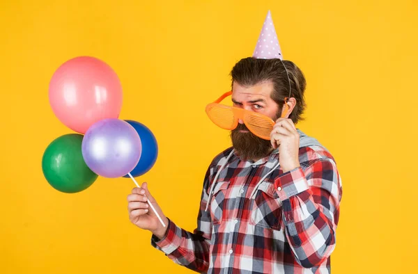 Hipster maschile con capelli curati alla moda e barba tenere palloncini partito, partito — Foto Stock