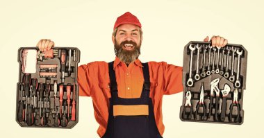 Alet takımı. Tornavidalar hazır. Adam alet çantası beyaz arka plan taşıyor. Tamirci tamirci alet çantası taşıyor. Tamirci konsepti. Elektrikçi aletleri. Profesyonel ekipmanlar. Becerikli adamın rüyası