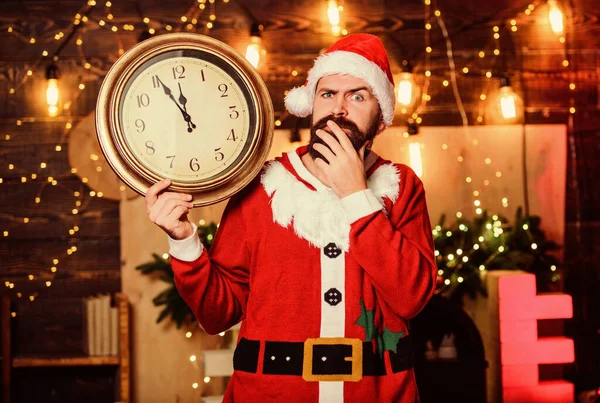 クリスマスにしたいのは。クリスマスの時間だ。幸せな髭男だ。冬休みだ。クリスマスプレゼントを待て。サンタは時計を持ってる。冬時間だ。メリー・クリスマス。サンタ・ハットさん。新年の真夜中 — ストック写真