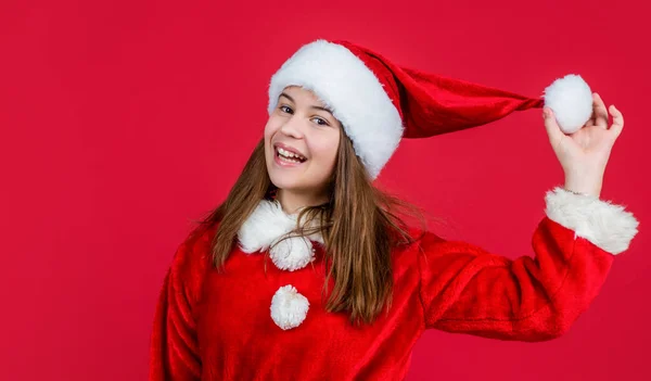 Gott nytt år tonåring flicka bära röd tomte klo hatt och kostym, fira — Stockfoto