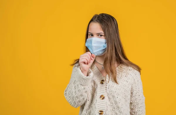 Ziek meisje kind in bescherming masker tijdens covid19 pandemie uitbraak, gezondheid — Stockfoto