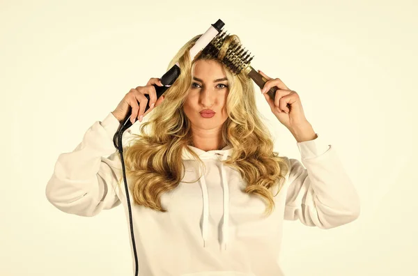 オンラインショップ。髪型を作る。長い巻き毛の女性はカール鉄を使用しています。美容師のヒント。異なる包装技術を使用してください。あなたのニーズのために右のタイプのカーリング鉄を選択します。女の子かわいいですブロンド — ストック写真