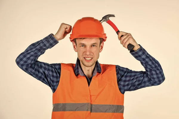 Man reparatie meester kloppen eigen hoofd klauw hamer, verwaarlozing veiligheidsconcept — Stockfoto