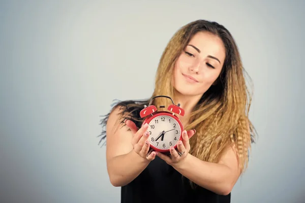 Ik hou de tijd bij. stiptheid en discipline. Meisje met wekker. regime vroeg ontwaken. De bel gaat. Goedemorgen. Een vrouw die te laat is. zakelijke deadline. tijdbeheer. Tijdzone — Stockfoto