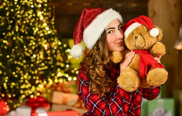 Chica feliz en el árbol de Navidad. Es un buen momento. La mujer disfruta del humor festivo. Celebración festiva. Feliz año nuevo. Tradición navideña. Decoraciones de invierno. Celebra la fiesta. Preparativos de Navidad — Foto de Stock