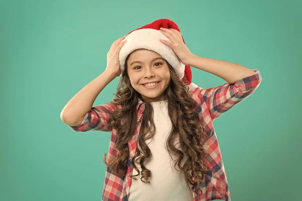 喜びと愛を広める、それはクリスマスシーズンです。サンタの帽子の女の子の子供。クリスマスのプレゼントだ。新年会。サンタ・クラスの子供。幸せな冬の休日。小さい娘だ。夢を見た。サンタを待ってる — ストック写真