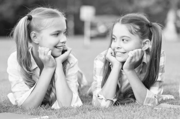 Eres increíble como yo. Los niños felices se relajan sobre hierba verde. Belleza mirada de los niños pequeños. Los niños pequeños disfrutan de una infancia feliz. Día internacional de los niños. Tener amigos es bueno para los niños — Foto de Stock