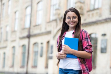 Öğrenme zamanı. Mutlu çocuk kitabı dışarıda tutuyor. Okul kütüphanesi. Edebiyat dersi. Bilgi toplama günü. Okul eğitimi. 1 Eylül, kopyalama alanı
