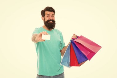 Mükemmel bir gün. Başarılı alışveriş. Sakallı adam ağır alışveriş torbaları taşıyor. Biletlerin tükendiği gün. Adam kredi kartını gösteriyor. Çok iyi bir teklif. Güzel alışveriş. Mağazamızda büyük indirim var. çevrimiçi ödemeye hazır