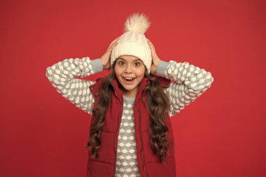 Kış modası. Çocukluk mutluluğu. Pozitif kavram. Kış aksesuarları. Keyfin yerinde. Duygusal refahı. Duygular konsepti. Kızlar kışın tadını çıkarır. İyi titreşimler. Rahat örülmüş neşeli bir çocuk.