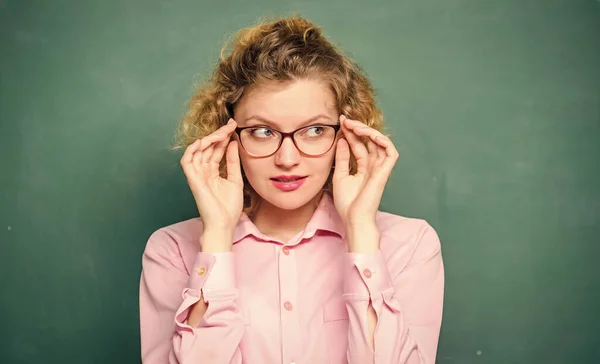 Professeur ludique. Femme professeur d'école timide et jolie dame porter des lunettes de vue fond tableau noir. Adorable intello. Concept de professeur sexy. Une fille intelligente qui t'apprend. Laisse-moi voir. Éducateur attrayant — Photo