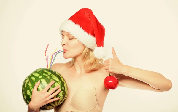 비타민 영양. 겨울 과일 가이드. 여성은 수박 칵테일을 즐긴다. 어떻게 크리스마스 이후에 해독하죠 ?. 수박식 음료. 여자 애들은 산타 모자를 쓰고 장식용 공 칵테일을 마신다 — 스톡 사진