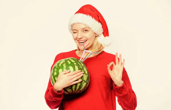 圣诞节后怎么排毒啊？女孩戴大礼帽喝西瓜、维生素、鸡尾酒、稻草.冬季维生素水果配给。女人喜欢喝维生素饮料。圣诞节后的排毒。丰富的维生素配给概念 — 图库照片