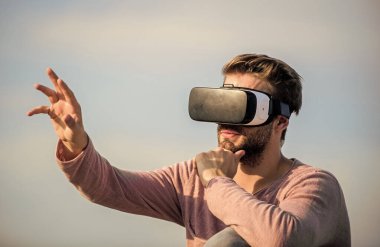 Artırılmış gerçeklik. Modern teknolojiyi kullan. Mühendislik projesi. Siber uzay. Oyun online. Sanal gerçeklik gözlükleri. Dijital gelecek ve yenilik. Sanal gerçeklik. Adam kablosuz VR gözlük takıyor.