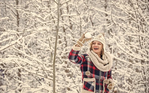 No puedo creer en ello. fiesta bola de nieve en el día de invierno. hermosa mujer en ropa de abrigo. Disfrutando de la naturaleza en invierno. Retrato de mujer en invierno. Chica alegre al aire libre. mujer alegre y enérgica —  Fotos de Stock