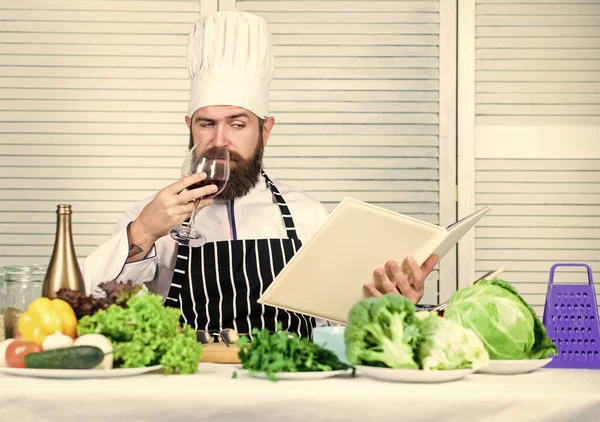 Warum nicht. Gesunde Ernährung. Reifer Hipster mit Bart. Vegetarischer Salat mit frischem Gemüse. Biolebensmittel essen. Kulinarisch. Vitamin. ernster bärtiger Mann. Kochrezept — Stockfoto