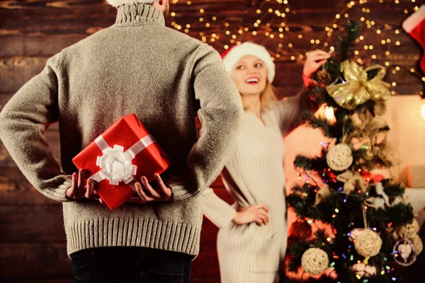 Dar y compartir. Sorpresa de invierno. El hombre lleva la caja de regalo detrás de fondo desenfocado. Concepto sorpresa navideña. Sorprendiendo a su esposa. Efecto sorpresa. Generosidad y bondad. Preparar sorpresa — Foto de Stock