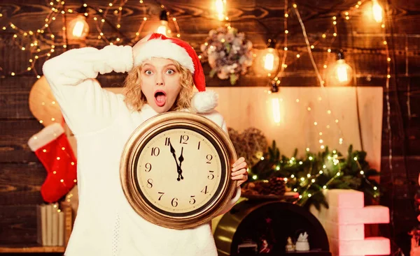 不期而遇午夜概念。许愿吧女圣诞老人的帽子上挂着古董钟.该庆祝了圣诞快乐。祝你圣诞快乐。冬季派对的时间到了是时候创造奇迹了只剩几分钟了新年倒计时 — 图库照片