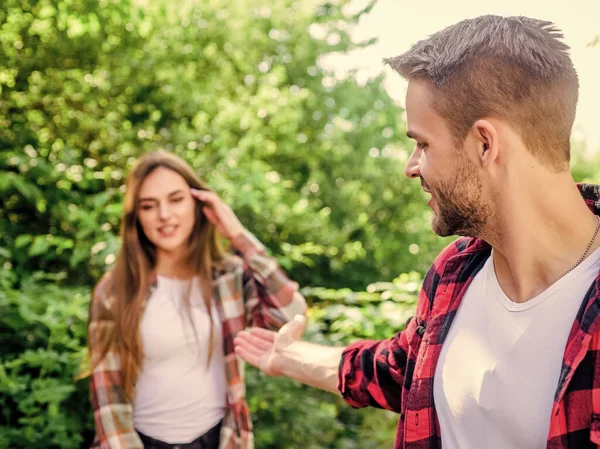 Seguimi. Buon San Valentino. campeggio estivo nella foresta. uomo in focalizzazione selettiva con ragazza nel parco. coppia prima incontrare all'aperto. Relazioni. week end in famiglia. appuntamento romantico. coppia innamorata — Foto Stock