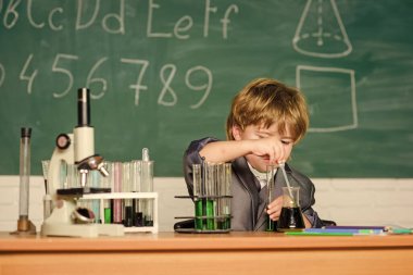 Bilgi kavramı. Büyüleyici bir konu. Bilgi toplama günü. Çocuk biyoloji kimyası okuyor. Erkek mikroskobu ve test tüpleri sınıfı. Temel bilgi ilkokul eğitimi. Eğitim Deneyi