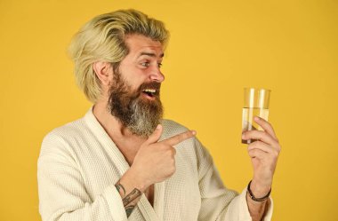 Hayatını dengele. Bardak iç. Nemlendirici. Susuz kalmayın. Vücuttaki su dengesi. Gün boyunca su iç. Bornozlu hippi adam. Su bardaklı mutlu adam.