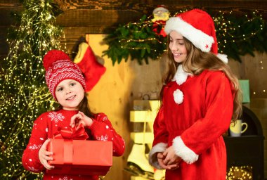 Noel hediyesini açıyorum. Arkadaşlık. Mutlu çocuklar için hediye kutusu. Noel alışverişi zamanı. Mutlu yıllar. İki kız kardeş Noel 'de birbirlerine hediye verirler. Odada küçük Noel Baba kızları var. Aile bayramı kutlaması